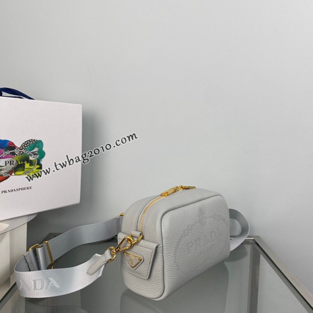 Prada專櫃新款小號雕花logo斜跨包 1BH187 普拉達小牛皮休閒肩背女包 csp1677